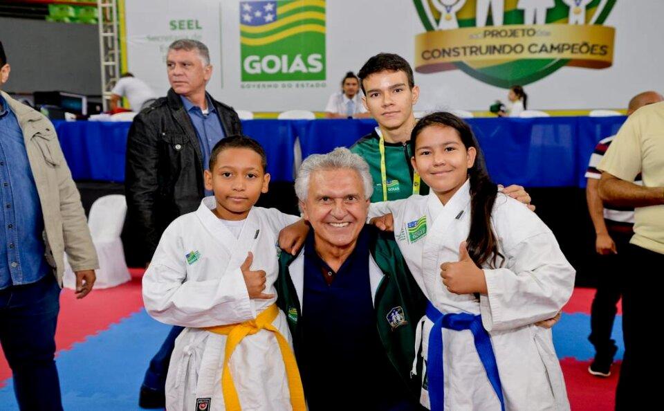Ronaldo Caiado prestigia 1ª Copa Construindo Campeões
