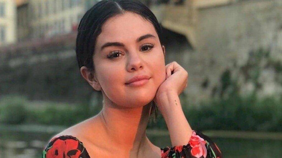 Selena Gomez diz que sente vergonha de capa de álbum sexualizada