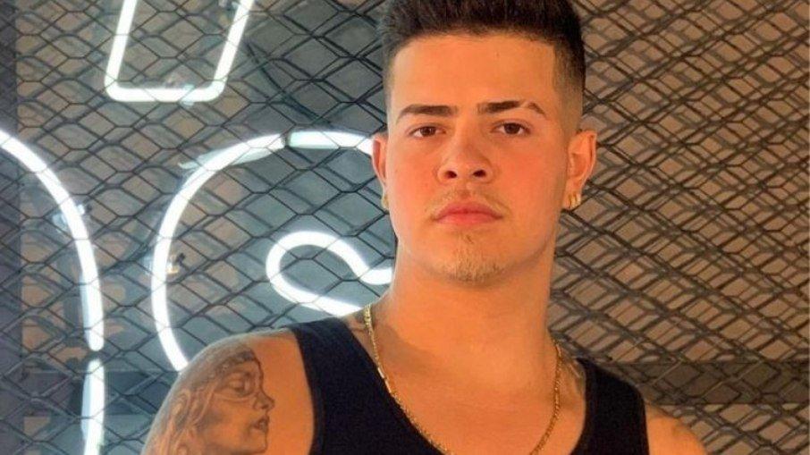 'Sintonia': Jottapê entrega como lida com assédio das fãs no noivado