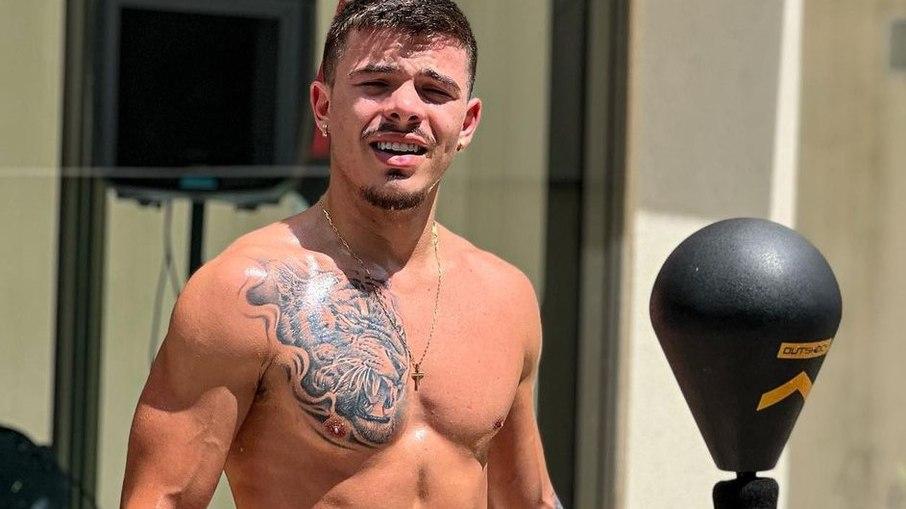 Thomaz Costa deleta perfil de site pornográfico por família e religião