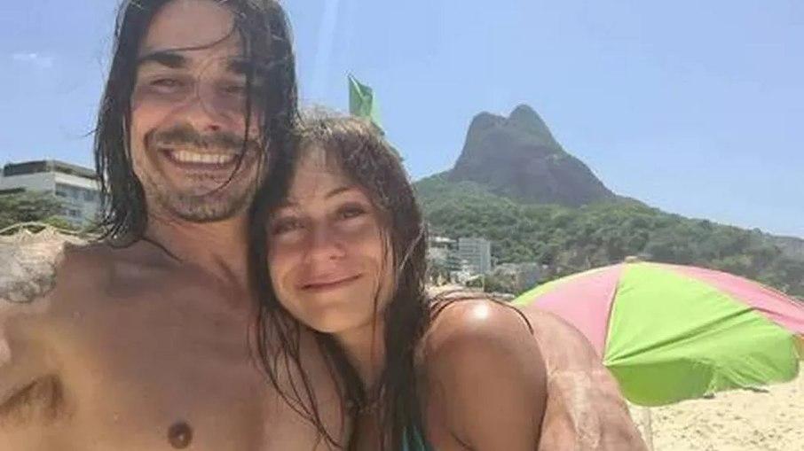 Filha de André Gonçalves volta ao Brasil após prisão do pai