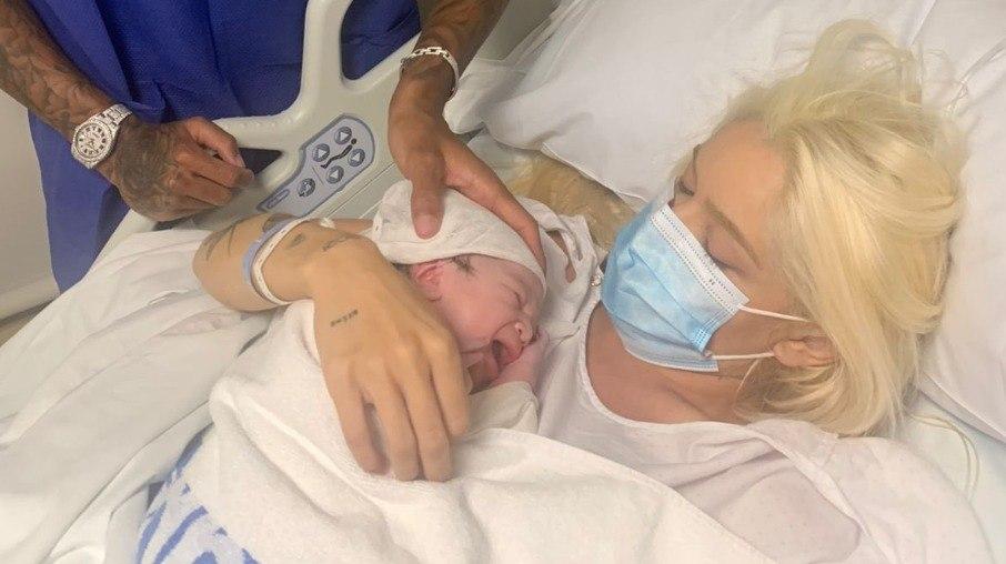 Nasce filha de Éder Militão e Karoline Lima