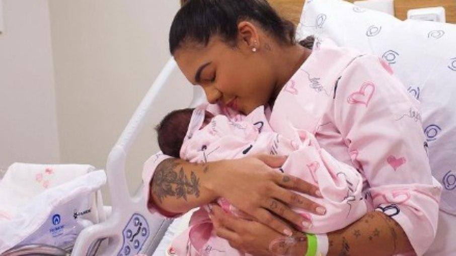 Tays Reis publica primeira foto com a filha: 'Plano de Deus'