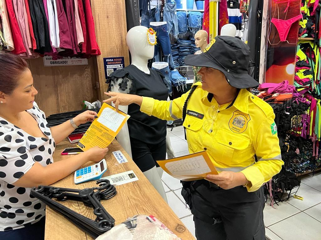 Agentes da Educação para o Trânsito da SMM orientam comerciantes e condutores sobre melhorias na Região da Rua 44