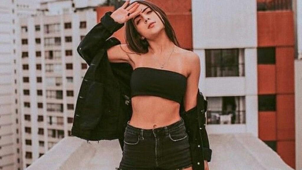 Com fio dental no limite, Jade Picon desfilha em praia: “Para de humilhar a gente aqui!”