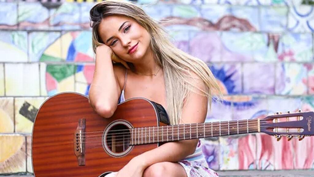 Com ziper aberto, Gabi Martins mostra o que tem por baixo da calça: “Uma gata!”