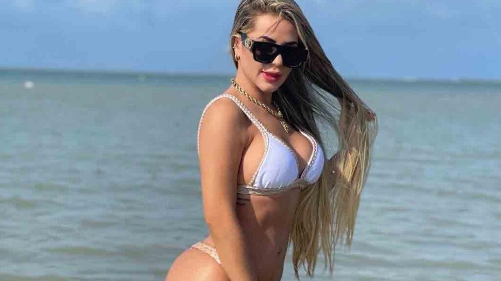 Deolane Bezerra causa nas redes sociais ao posar de biquíni fio: “Corpão escultural!”