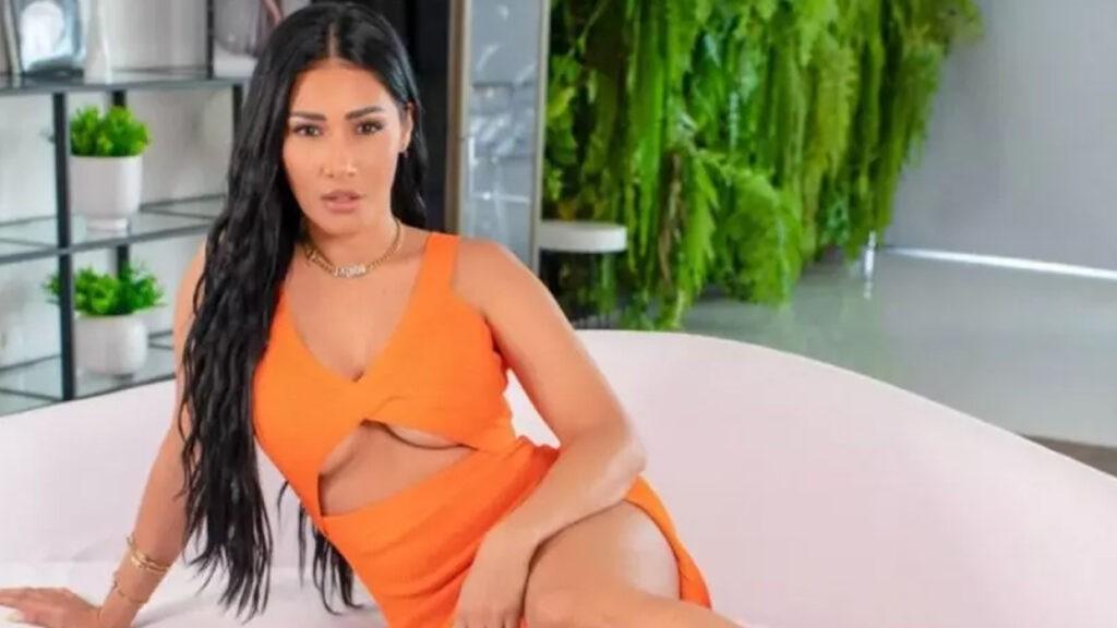 Diferente do que costuma usar, Simaria surge com look jeans e regata: Linda!”