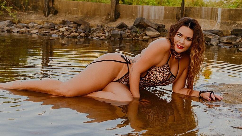 Geisy Arruda compoe look ousado e abala web: “uma foto mais linda que a outra!”