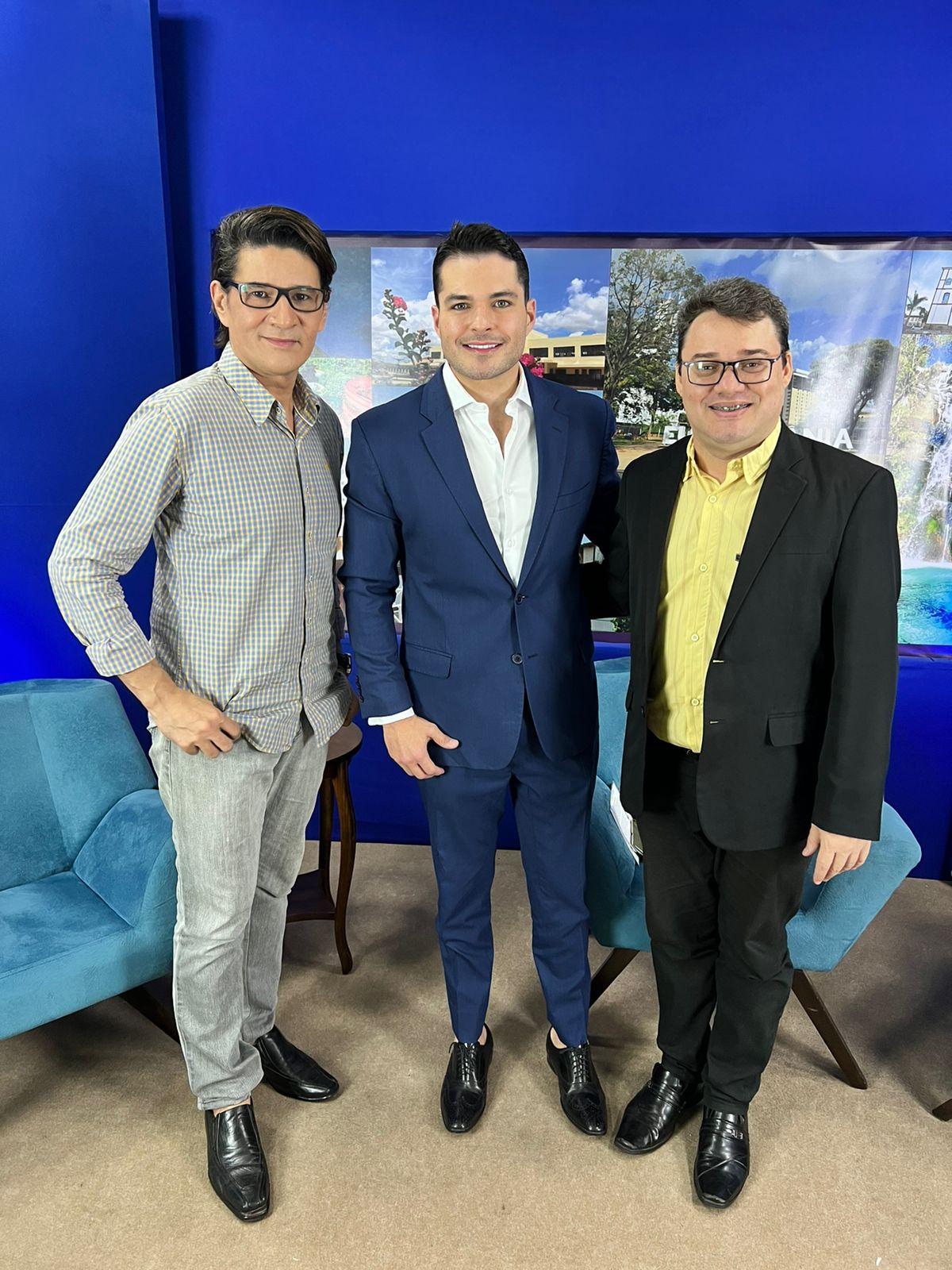 Dr. Daniel Porto ao lados dos Apresentadores Leonardo Arruda e Brenno Alves 