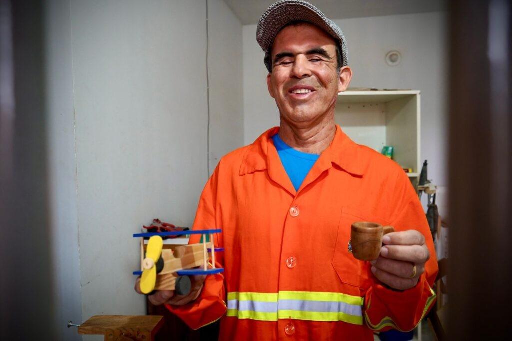 Jardineiro da Comurg se destaca nas artes com esculturas que integram a paisagem urbana de Goiânia