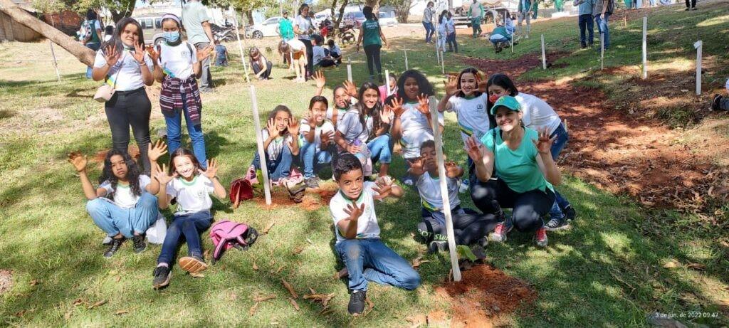 Para celebrar Dia da Árvore, estudantes plantam 60 árvores em parque no setor Goiânia II, nesta quarta-feira (21/09)