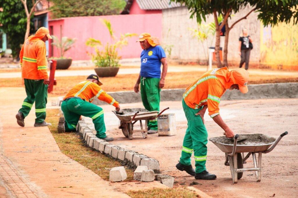 Prefeitura de Goiânia fabrica 200 blocos de meio-fio por dia para instalar em canteiros e praças