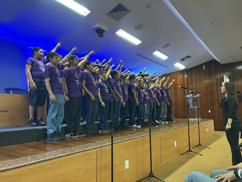 Coral Vozes em Canto leva arte a estudantes de escolas municipais, e se prepara para apresentações de fim do ano