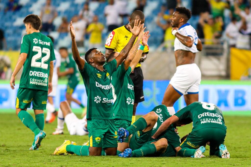 Dourado vence o Avaí e sai do Z4 do Brasileirão