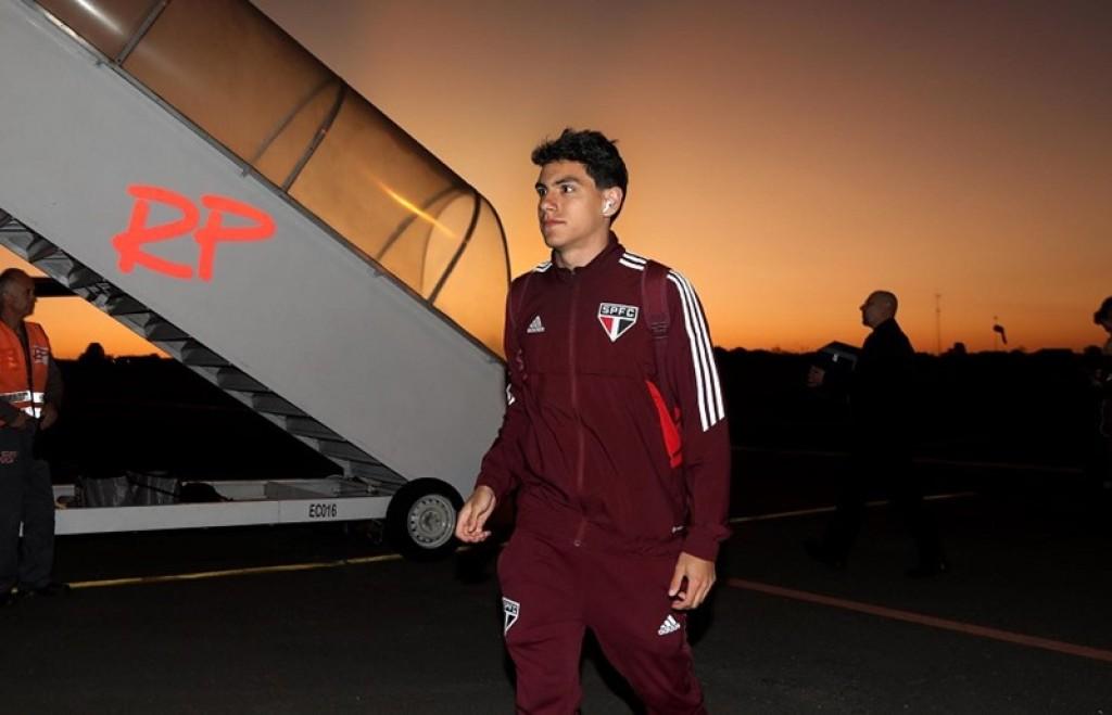 Elenco do São Paulo desembarca em Caxias do Sul para enfrentar o Juventude