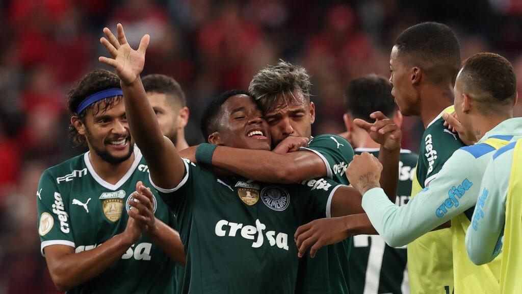 Endrick marca 2 gols, Palmeiras vence o Athletico-PR e só depende dos rivais para ser campeão