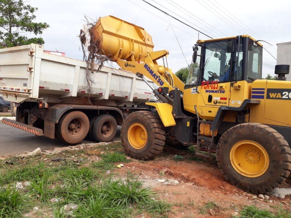 Força-tarefa da prefeitura remove entulhos no Jardim Novo Mundo e em outros 17 setores de Goiânia, nesta segunda-feira (31/10)