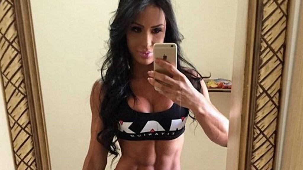 Gracyanne Barbosa exibe treino na academia e encanta: “Força e foco!”