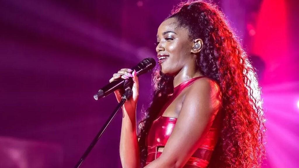 IZA exibe bastidores de filme e sai do banho sem toalha: “você arrasa mtooooooo!”