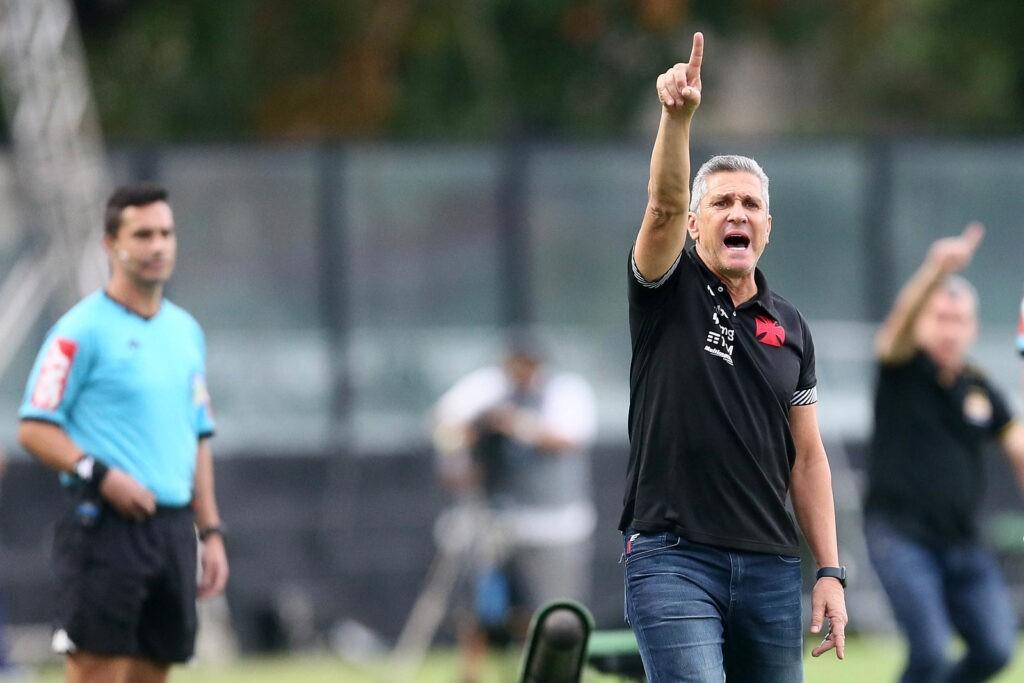 Jorginho exalta ambiente do Vasco e fala sobre acesso: 