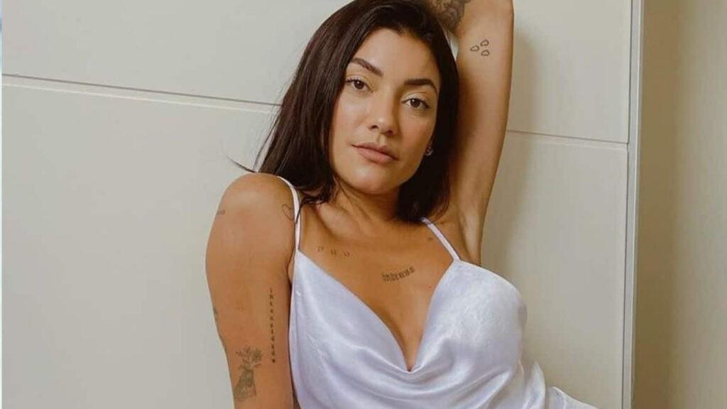 Na praia, Gabi Prado posa sem sutiã e de fio dental enterrado: “Mulheres que voam!”