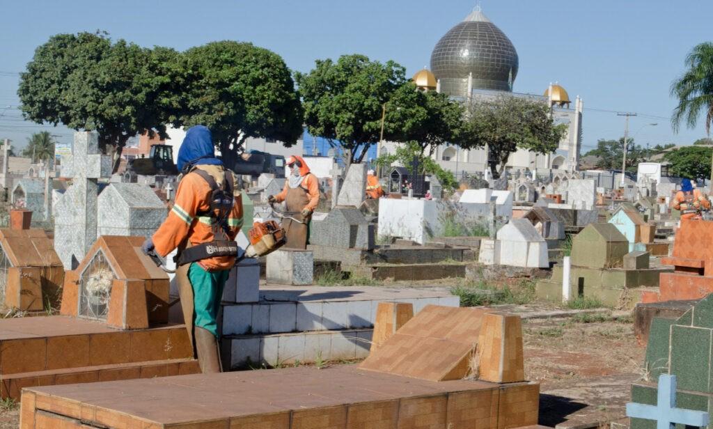 Prefeitura de Goiânia promove limpeza nos cemitérios municipais para o Dia de Finados