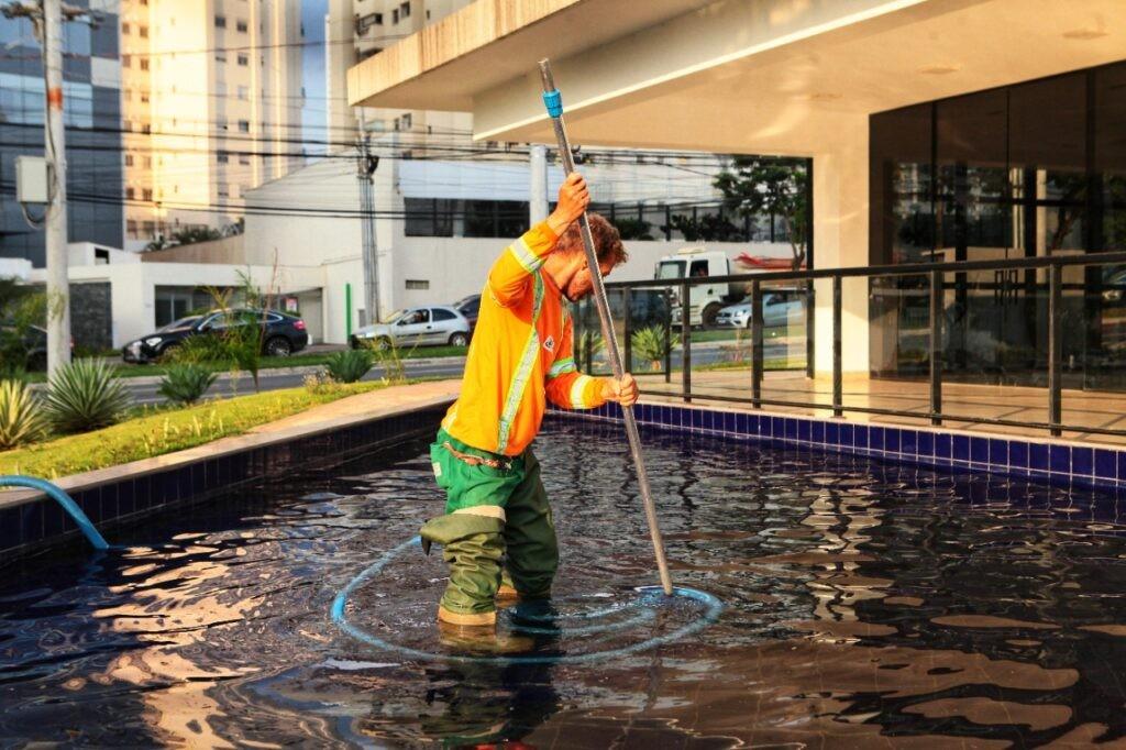 Prefeitura realiza limpeza e manutenção preventiva em espelhos d’água de quatro espaços públicos de Goiânia