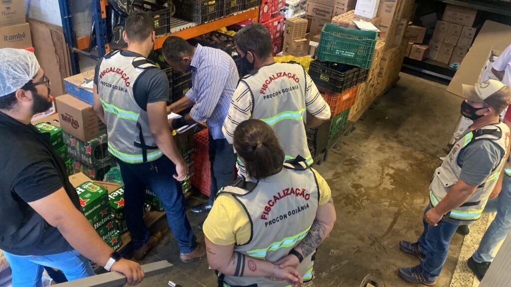 Procon Goiânia apreende mais de 420 quilos de alimentos vencidos em supermercado
