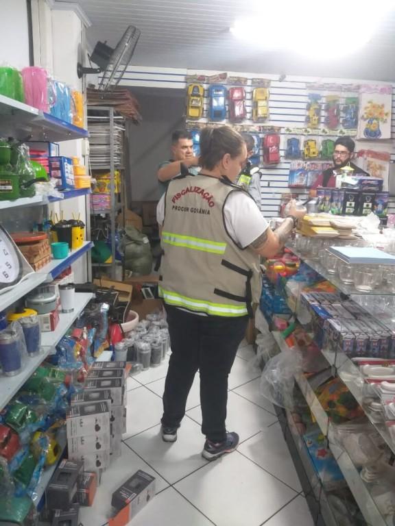 Procon Goiânia constata irregularidades em lojas que vendem presentes para Dia das Crianças