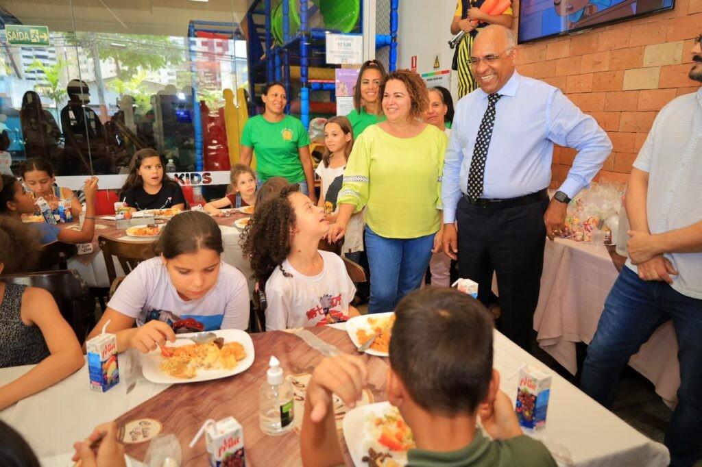 Rogério Cruz participa de projeto que leva crianças em situação de vulnerabilidade social para conhecer restaurantes da capital