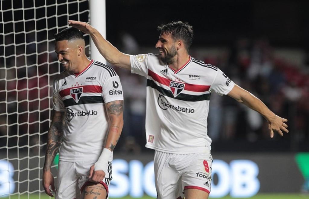 São Paulo vence o Atlético-GO nos acréscimos, com gols de Calleri e Luan