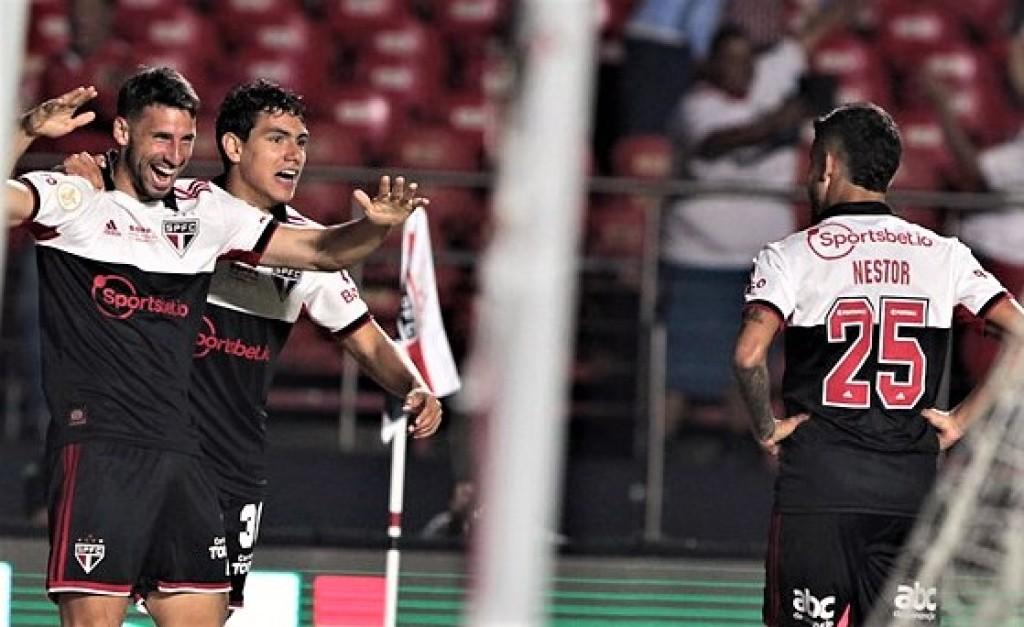 São Paulo vence o Coritiba em duelo atrasado da 29ª rodada do Brasileirão