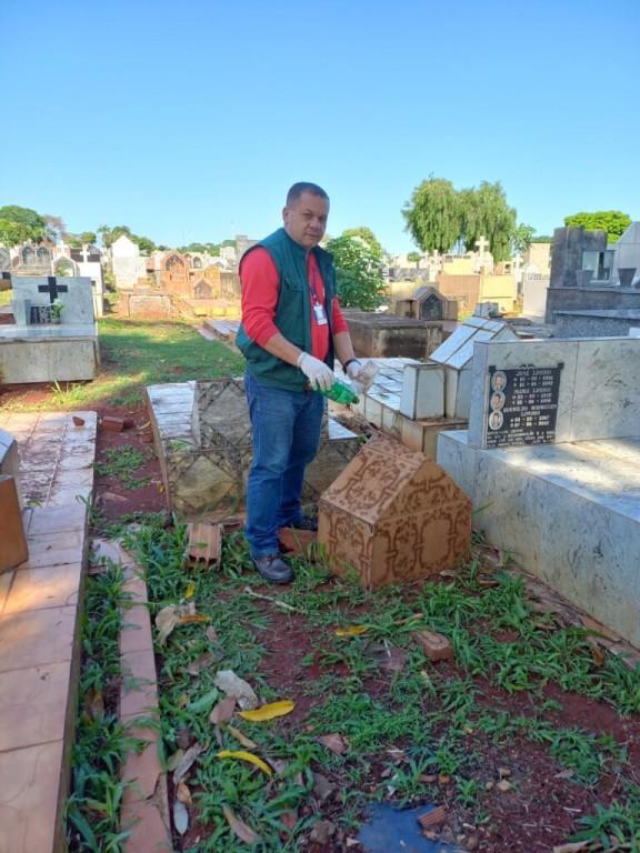 Secretaria de Saúde faz vistoria no Cemitério Santana, nesta terça-feira (01/11), para combater focos do mosquito Aedes Aegypti
