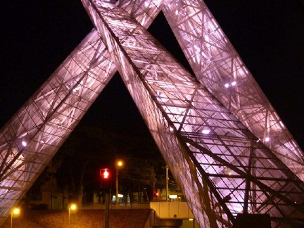 Viaduto Latif Sebba recebe iluminação especial em referência à campanha Outubro Rosa, de conscientização sobre câncer de mama