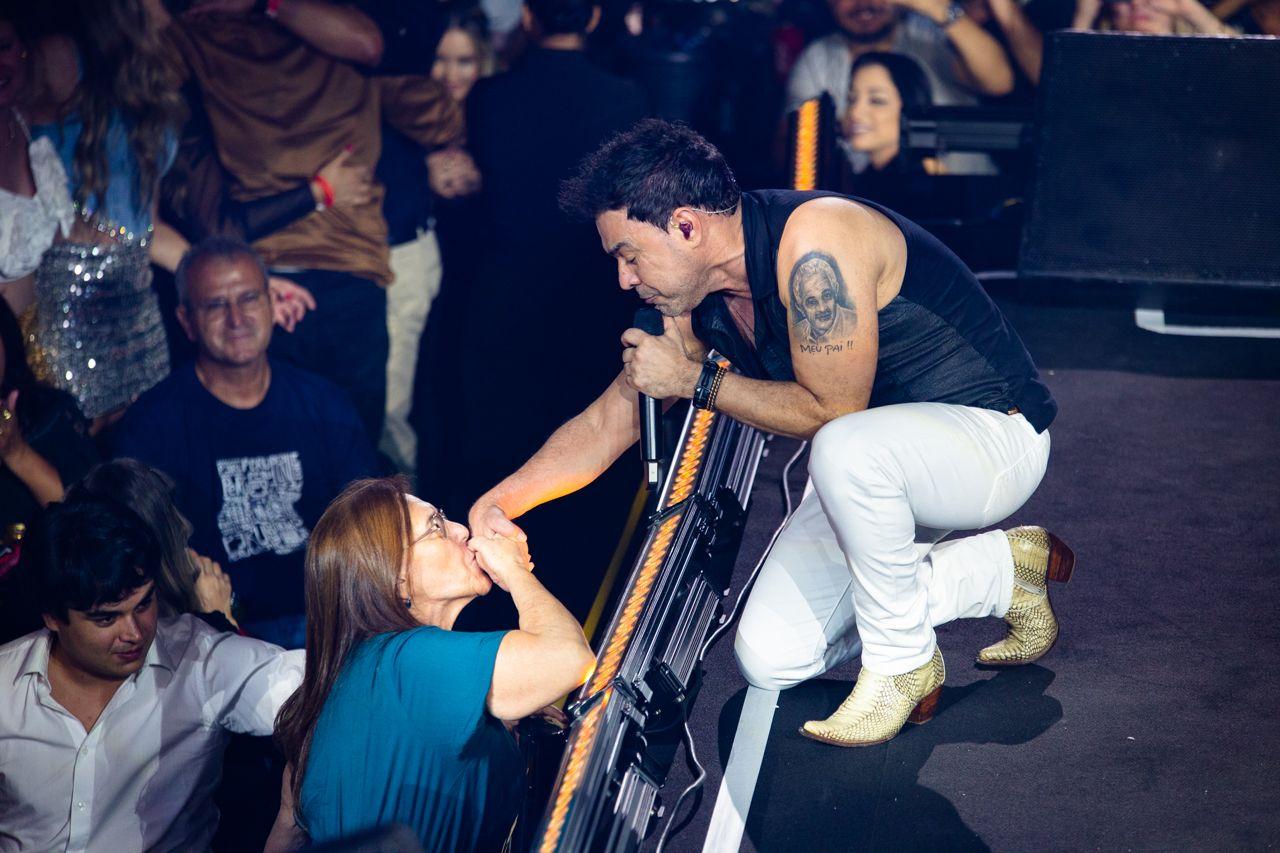 Zezé Di Camargo lança festival em Goiânia e se emociona com a mãe Helena