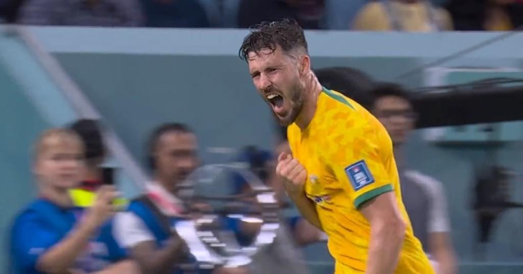 Austrália derrota Dinamarca e vai às oitavas pela primeira vez desde 2006