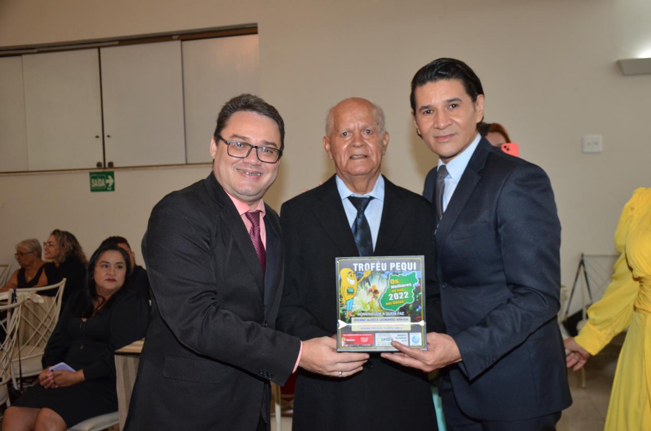 Brenno Alves e Leonardo Arruda recebem Troféu Pequi em homenagem aos melhores do ano 2022