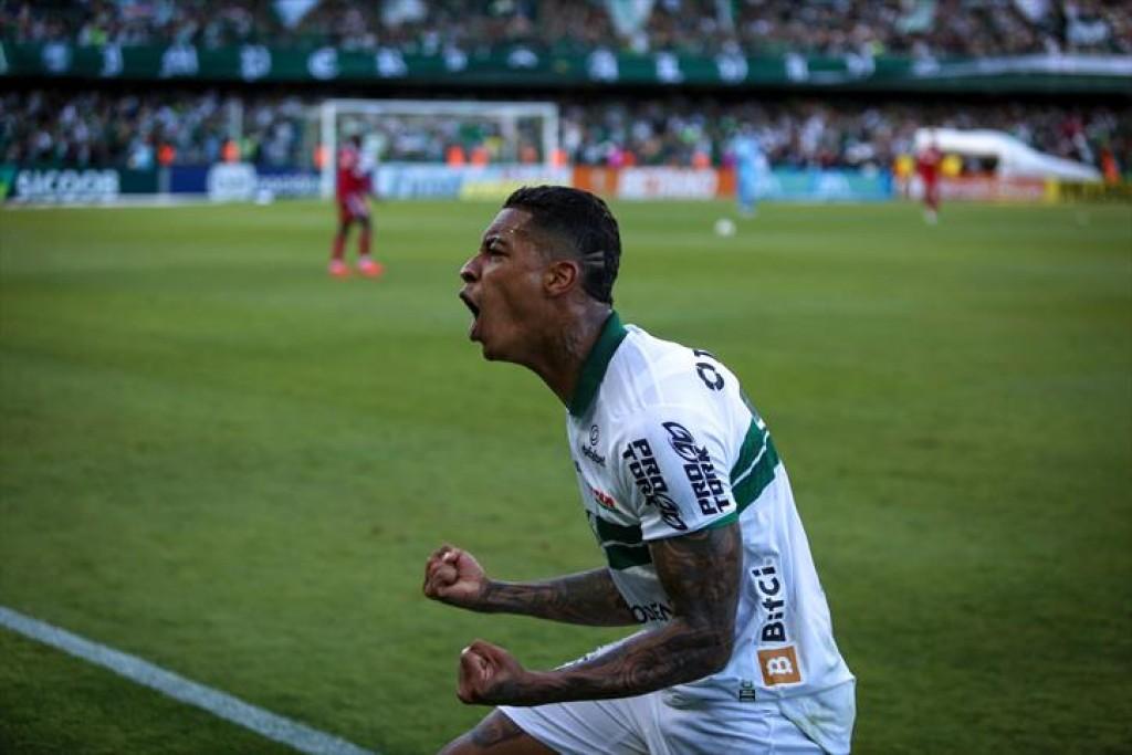 Coritiba vence o Flamengo e garante permanência na elite do Brasileirão em 2022