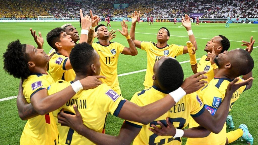 Equador vence o Qatar e é a 1ª seleção a derrotar um anfitrião na estreia na Copa