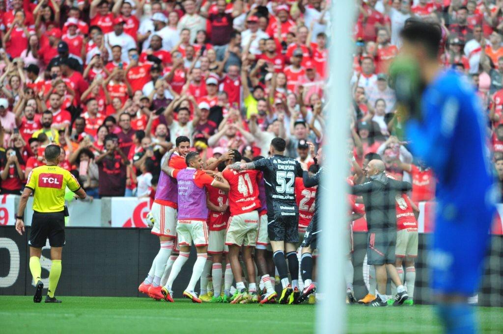 Internacional goleia o Palmeiras e fecha o Brasileirão na segunda colocação