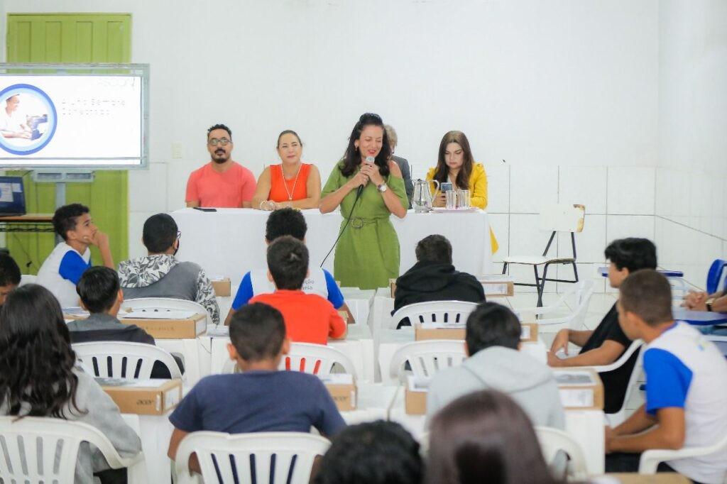 Prefeitura de Goiânia distribui 120 chromebooks para escolas municipais, em parceria com empresas de tecnologia