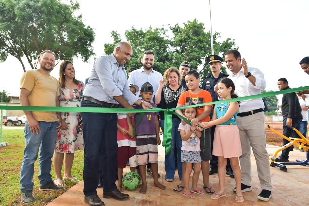 Ao inaugurar cinco praças em Goiânia, Rogério Cruz destaca trabalho da prefeitura para descentralizar áreas de lazer da capital