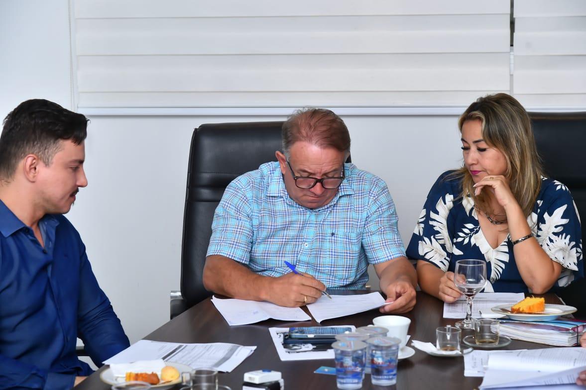 Aparecida firma pareceria para garantir mais de mil atendimentos oftalmológicos em 2023