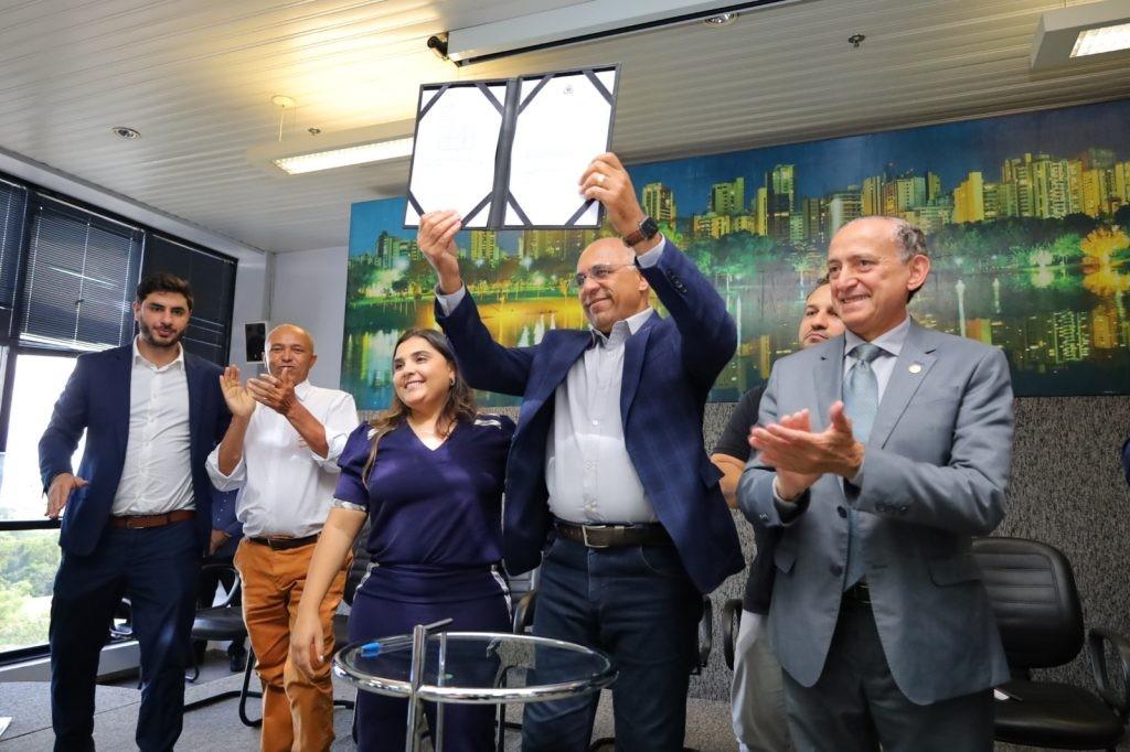 Rogério Cruz sanciona lei que implanta Plano de Carreira dos Agentes de Saúde e de Combate às Endemias, nesta quarta-feira (28/12)