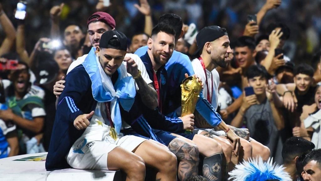 Seleção Argentina é recebida com festa na chegada a Buenos Aires