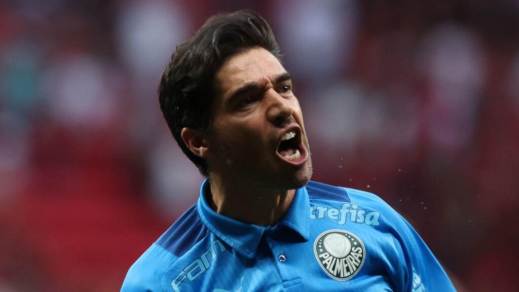 Abel alcança 3ª posição no ranking de treinadores com mais títulos pelo Palmeiras