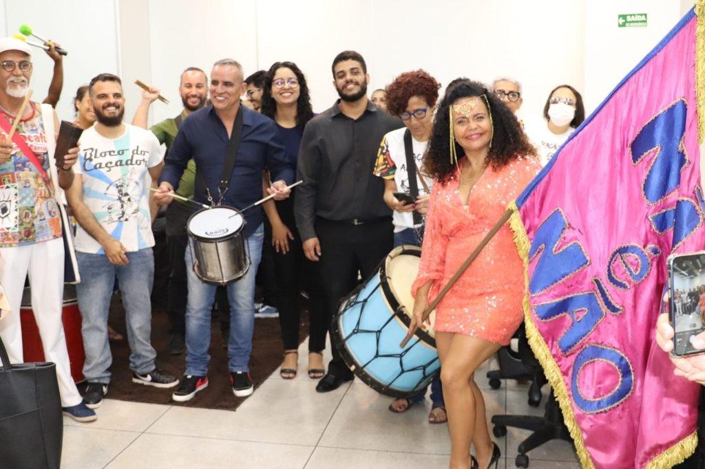 Blocos de carnaval de rua realizam abraço simbólico na Casa de Vidro em ato de agradecimento ao apoio da prefeitura ao movimento cultural
