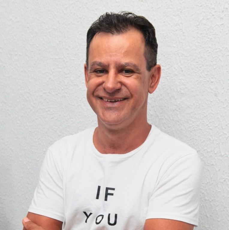 Colaborador da Comurg concilia trabalho de técnico ambiental da coleta seletiva com criação de abelhas e produção de mel