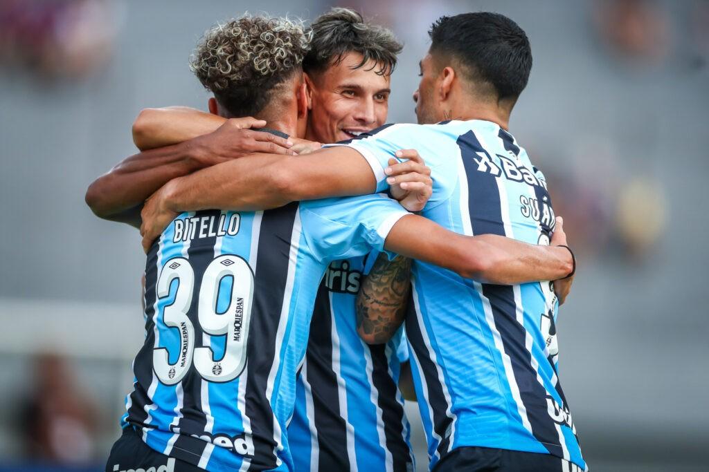 Com gols de Bitello e Luis Suárez, Grêmio estreia no Gauchão com vitória